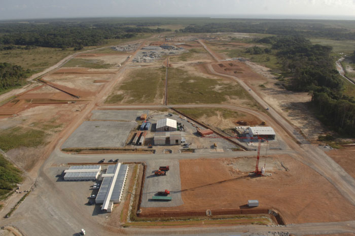 Vue aérienne montrent, au premier plan, l'endroit où se dressera le Centre de lancement